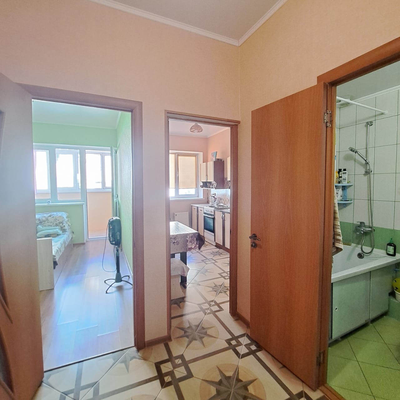 Продаётся светлая и уютная однокомнатная квартира 33 м² на первом этаже в районе Алексеевки (ул. Солнечная, 54).

  Просторная: Целых 33 квадратных метра для комфортной жизни.
  Первый этаж — идеально для семей с детьми, пожилых людей или как инвестиция.
 Квартира с качественной чистовой отделкой,  