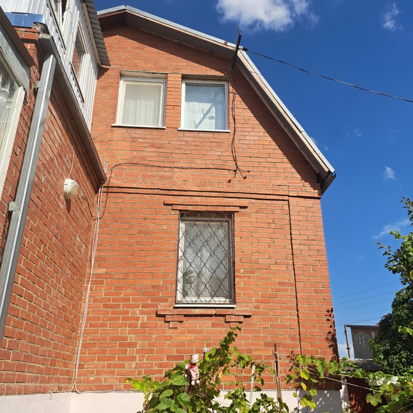 СРОЧНАЯ ПРОДАЖА! Ухоженный дом 141 м² с баней и садом на участке 10 соток в х. Красный

Продается двухэтажный дом с мансардным этажом в хуторе Красный. Общая площадь — 141 кв.м. Участок 10 соток. Дом полностью укомплектован для комфортного проживания.

Планировка дома:
· Первый этаж: Кухня, санузел,