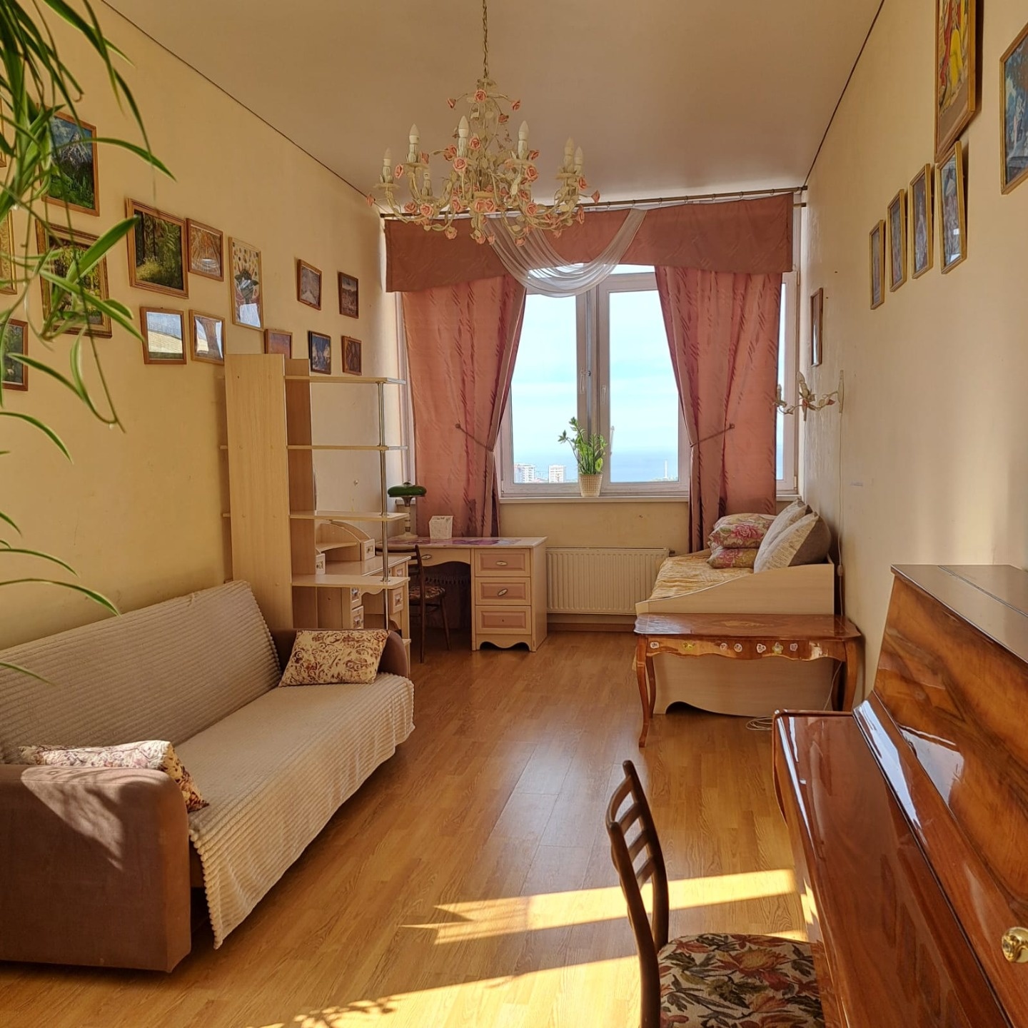 
Срочно продается невероятно светлая квартира-распашонка в ЖК «Фамильный»

Ваш личный оазис на 19-м этаже с панорамным остеклением и видом на город и море!!!

· Уникальная планировка «Распашонка»: Квартира буквально «дышит»! Комната и кухня разнесены по разные стороны, обеспечивая максимальное уедин