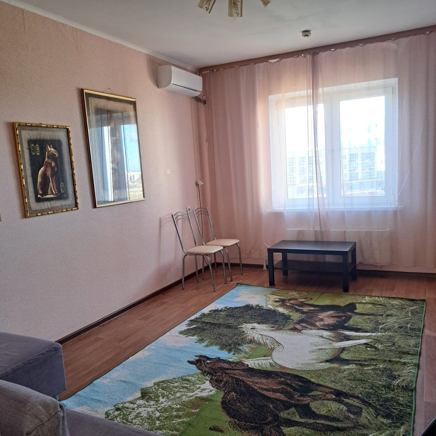 Срочно продам Е - двушку возле высокого берега( до спуска к морю 300м). Квартира находится на 6 этаже из 9 ти ( распашонка - окна выходят на две стороны) В доме 3 подъезда.
В квартире остается новым хозяевам все: мебель и техника..Заходи и живи! Просторная придомовая территория. Спортивные и игровые