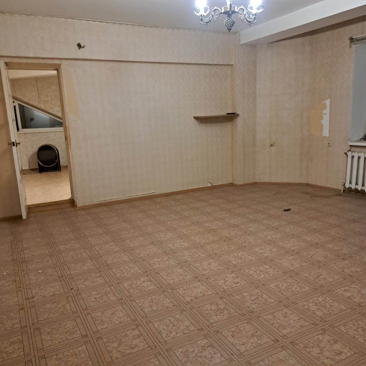 Продаю очень светлую и просторную квартиру Евро - двушку  в знаменитом газпромовском кирпичном доме, который славится своим качеством и планировками.
· Общая площадь: 83.4 кв.м.
· Планировка: Удачная, необычная, просторная. Комнаты изолированные (комната 33 м² + 18.3 м²] ), что идеально для семьи. 
