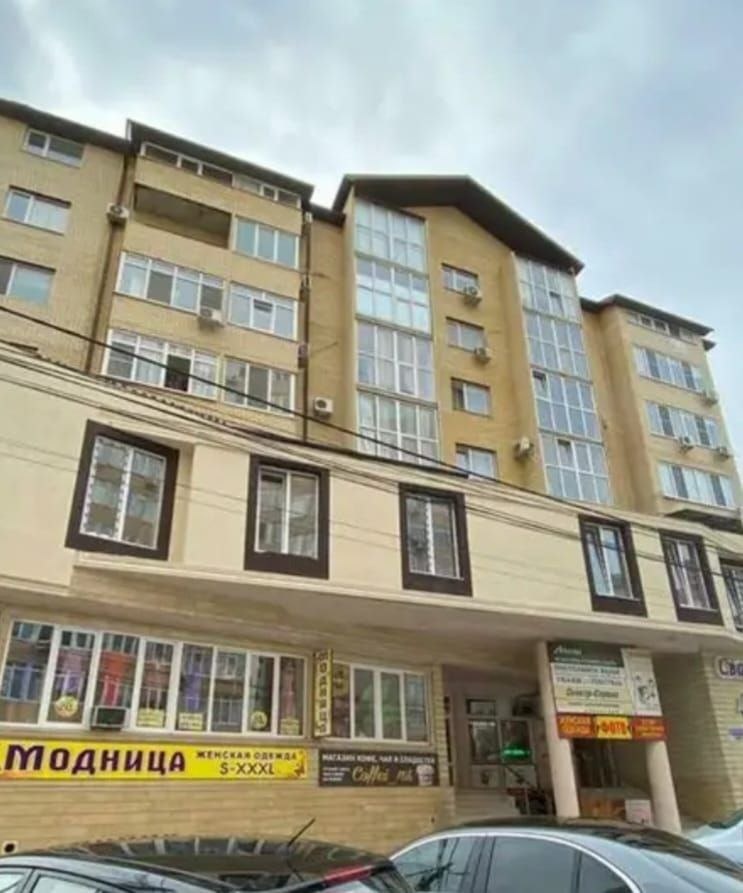    Срочно продам 1 комнатную квартиру в самом сердце Анапы на Промышленной улице 6/:6.
   Общая площадь квартиры -  40.7 кв.м.
                             Комната - 20.2
                             кухня - 8.1
    Визитная карточка квартиры - это большая лоджия на всю квартиру (5.4 кв.м), выход на