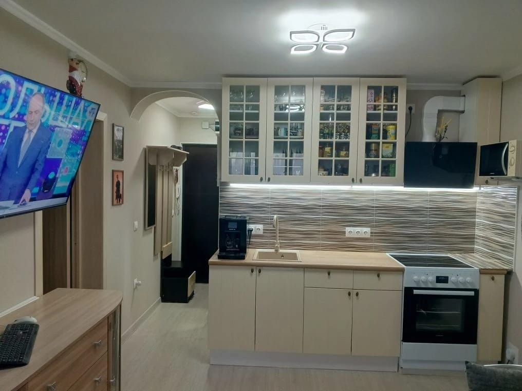      Срочно продам 1 к.квартиру с Е- ремонтом, в экологически чистом спальном  районе города Анапы.
Квартира полностью готова к проживанию Заходи и живи!( продается в связи с переездом).
В квартире сделан капитальный ремонт под себя!
 Выполнены следующие работы: - утеплен балкон (теплые полы) балк