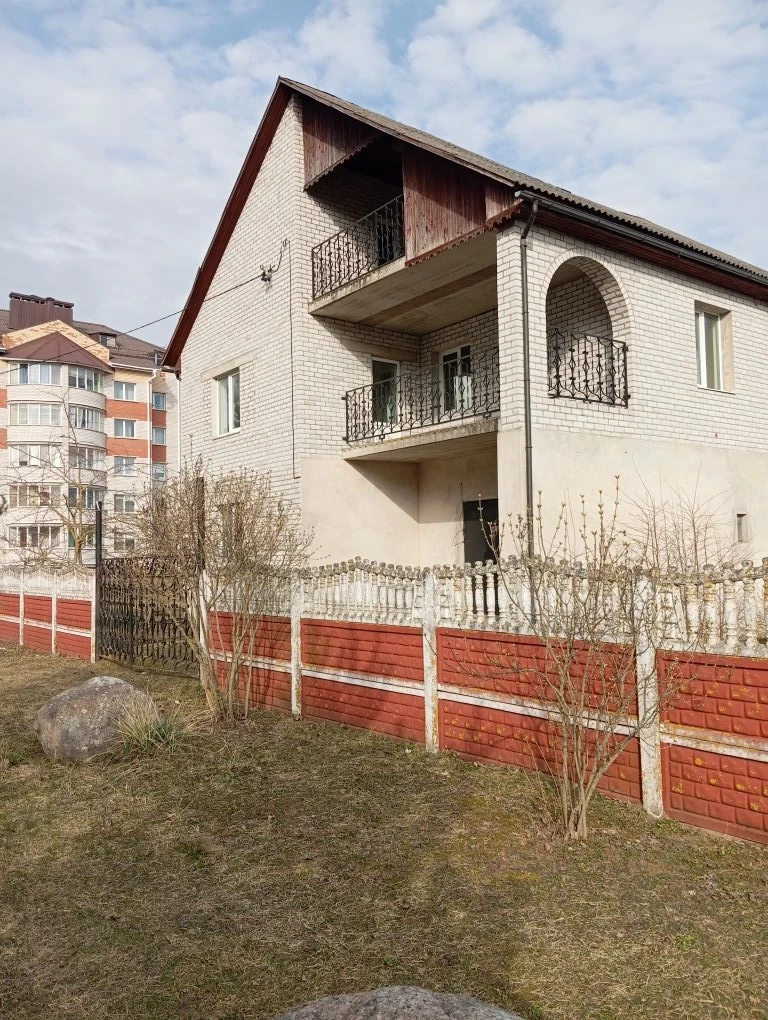 Продается 3х этажный дом 203 кв метров. Участок 15 соток. Все коммуникации подключены. Дом просторный, 5 комнат ( из них 3 спальни).
Без мебели. Дом находится в новом микрорайоне г.Вилейка, где можно организовать на территории участка свой бизнес. 
На участке, гараж. баня,сарай и летний санузел. Бол