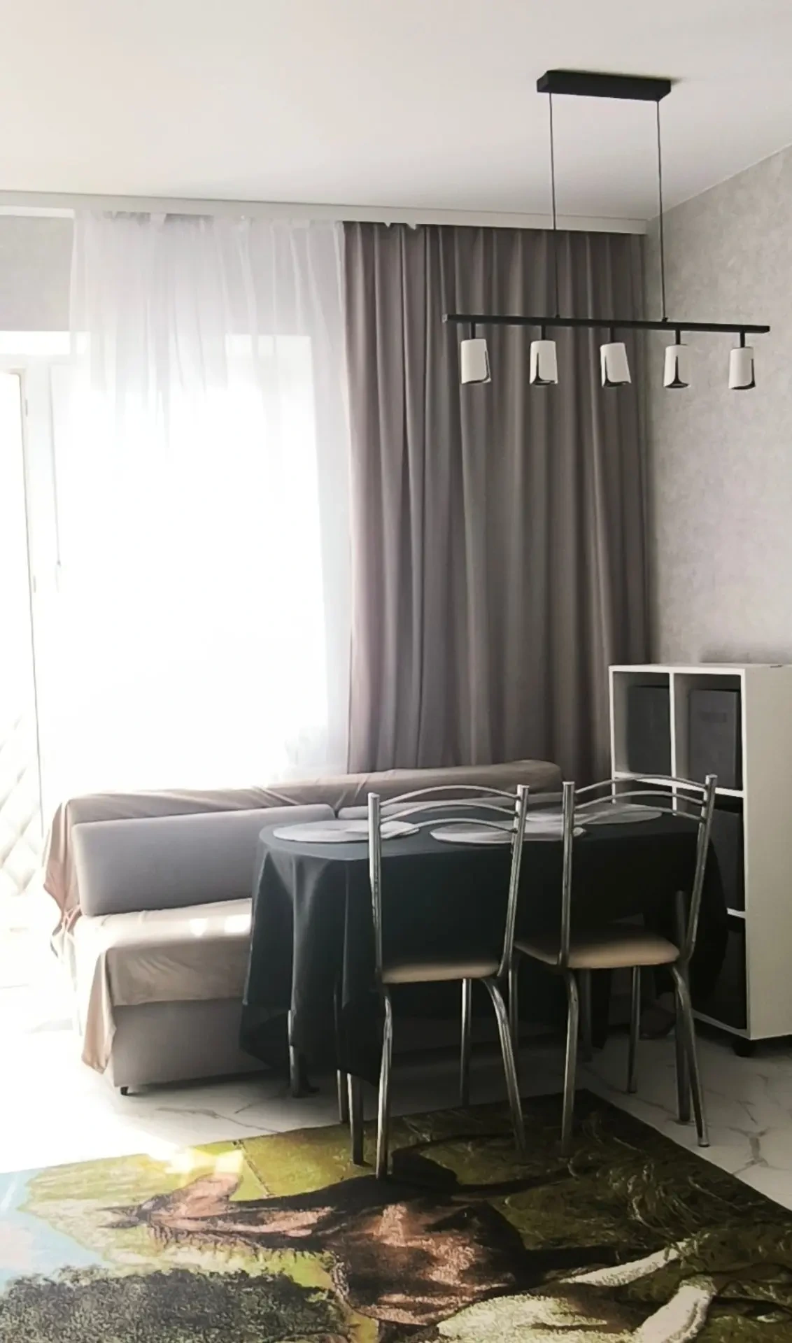      Срочно продам Е - двушку возле высокого берега( до спуска к морю 300м). Квартира находится на 6 этаже из 9 ти ( распашонка - окна выходят на две стороны) Вид на море! В доме 3 подъезда.
В квартире произведен капитальный ремонт:поменяли электропроводку, санузел в кафеле, полы в кухне-гостиной и 