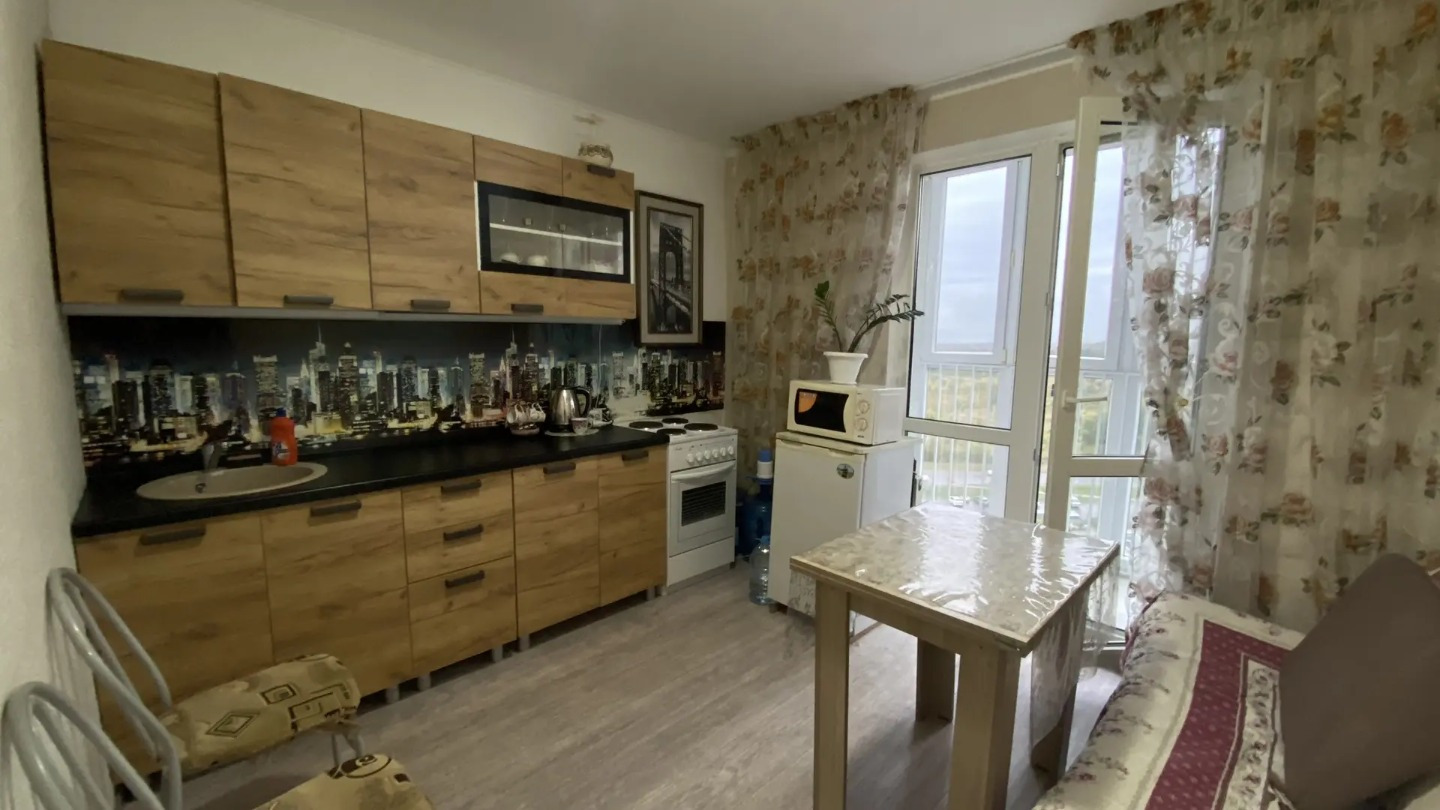 Срочно продам 1 комнатную квартиру 38 кв.м (без учета балкона) 1 й подъезд,недалеко от высокого берега ( до спуска к морю 600м). Квартира находится на 12 этаже из 16 ти (  окна выходят во двор)  В доме 5 подъездов.
  В квартире ремонт:от застройщика. Новым хозяевам остается вся  мебель и частично те
